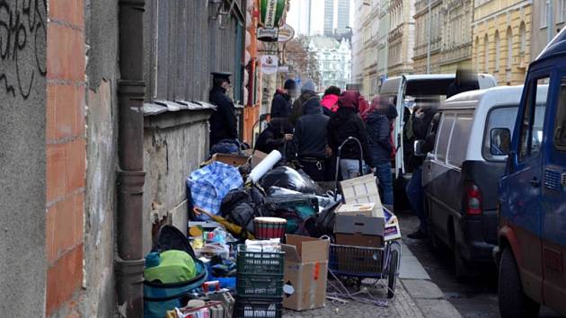 Velké stěhování. Tak to v úterý 11. února 2014 vypadalo před domem v Neklanově ulici na pražském Vyšehradě.
