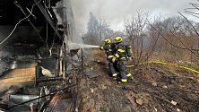 Požár chatky v ulici Nad Trojou v Praze 8 12. ledna 2023.