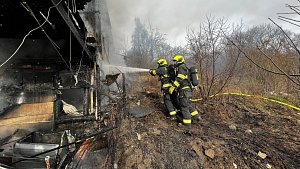 Požár chatky v ulici Nad Trojou v Praze 8 12. ledna 2023.