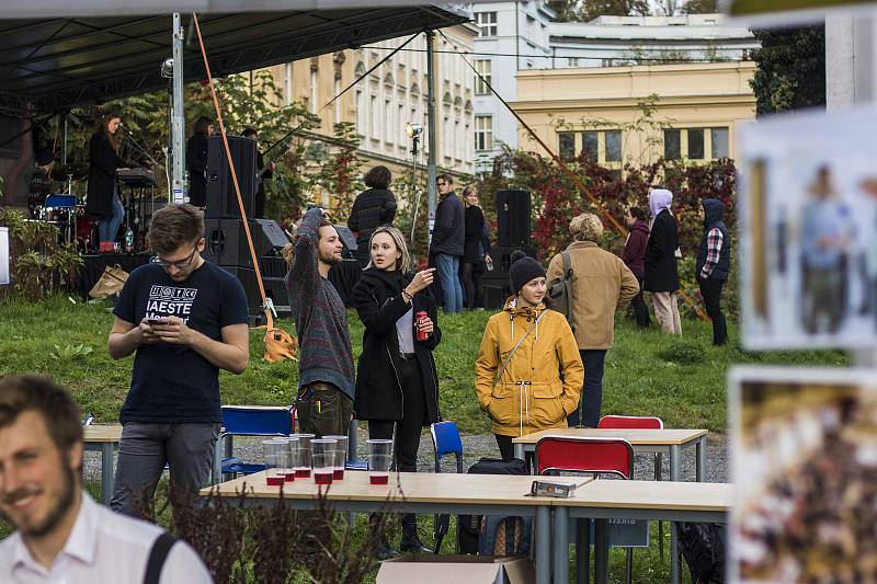 Studenti Přírodovědecké fakulty Univerzity Karlovy oslavovali bourání menzy.