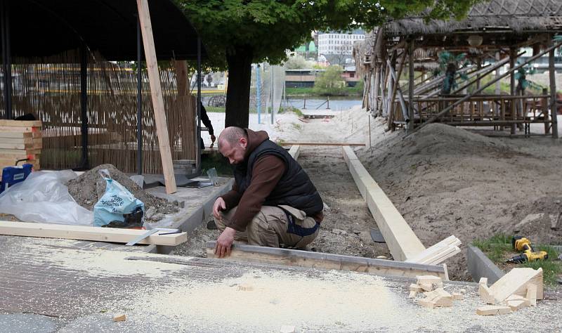 Žluté lázně se připravují na novou sezonu. Svou tradiční žlutou barvu vymění za bílou.