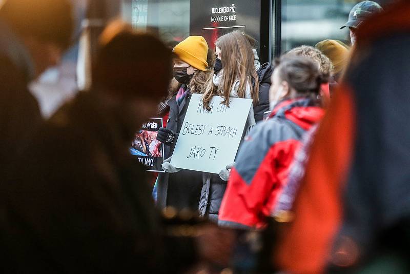 Protestní akce Tichá ulička za kapry, kterou pořádá spolek Zvířata nejíme. Obchodní centrum Nový Smíchov, Praha 5.