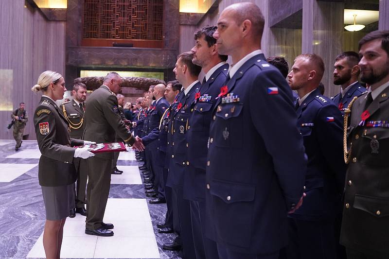 Slavnostní nástup příslušníků armády po návratu ze zahraniční operace Air Policing v Litvě.