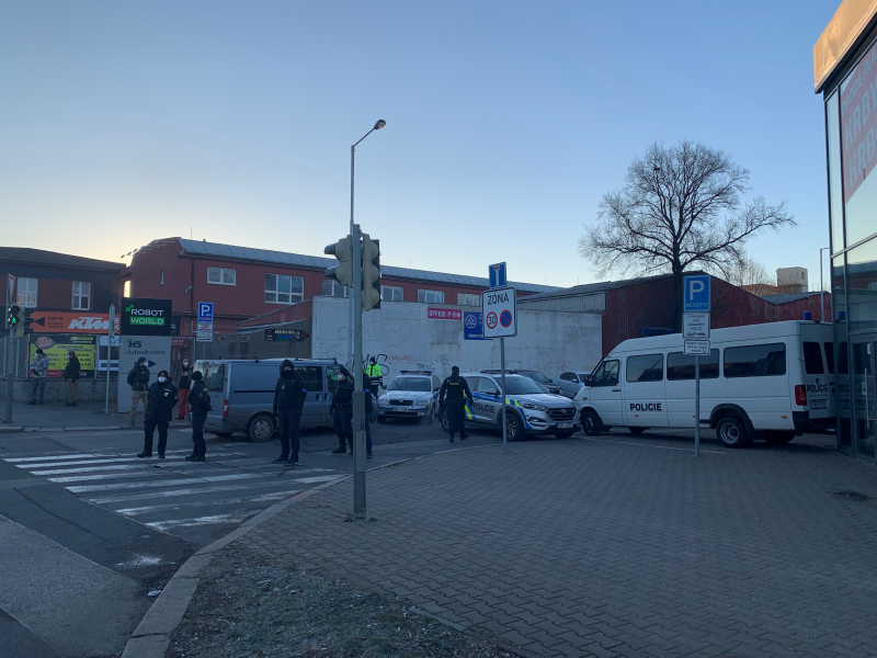 Policie hlídkovala před areálem blešího trhu ve Vysočanech.