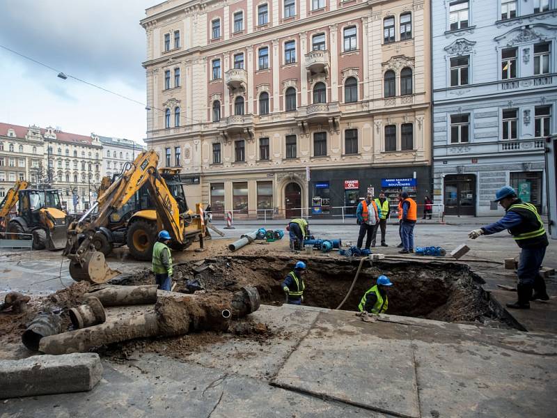Kvůli noční havárii vodovodního potrubí je od pondělního zcela uzavřena Sokolská ulice v centru Prahy u křižovatky s Ječnou.
