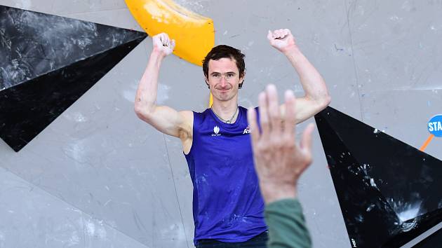 Adam Ondra v semifinále Světového poháru v boulderingu v Praze na Letné.