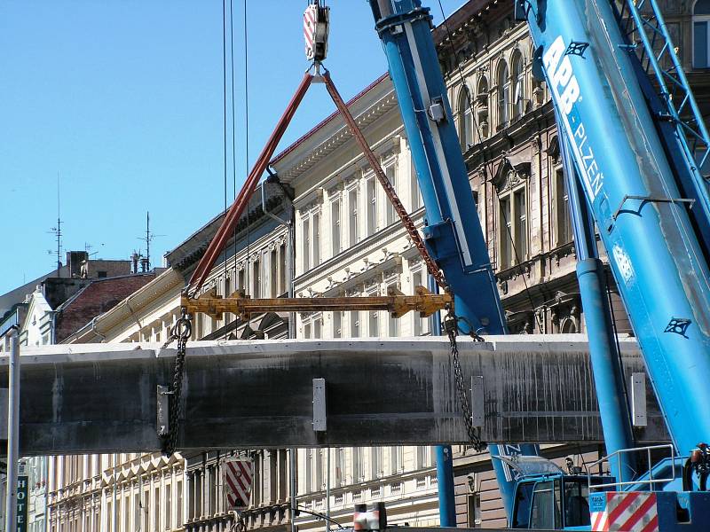 Demolice mostu Negrelliho viaduktu přes Křižíkovu ulici.