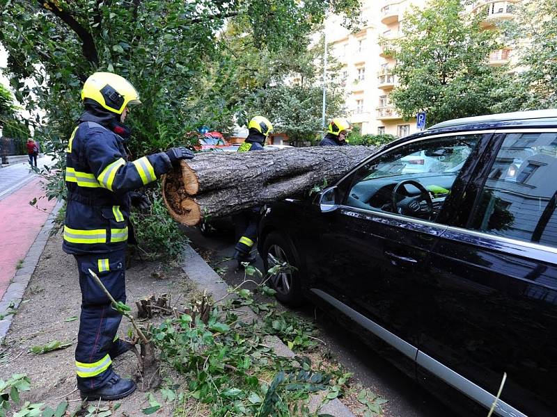 Hasiči likvidovali následky silného větru Mortimer po celé Praze.