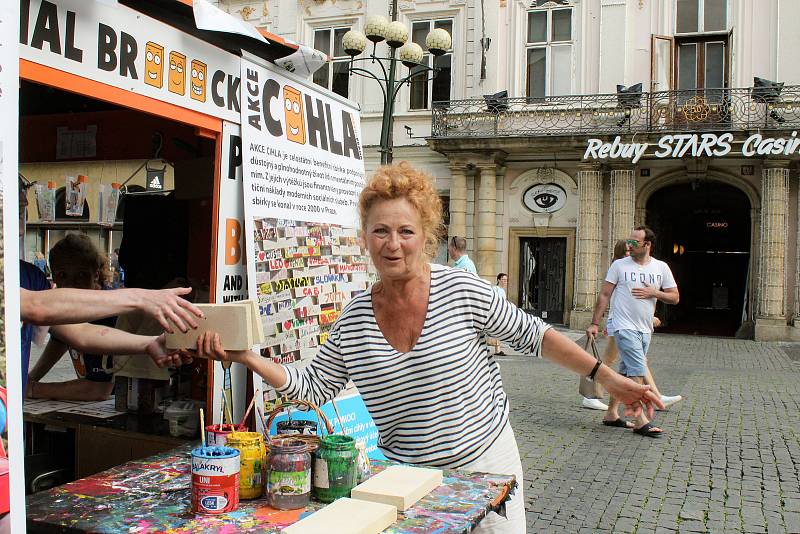 Herečka Simona Stašová podpoří prodejem pomalovaných cihel 23. ročník benefiční sbírky Akce cihla na podporu důstojného bydlení a života lidí s mentálním postižením.