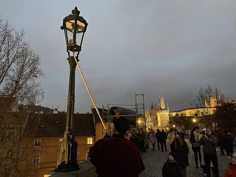 Na Karlův most vyrazil populární lampář v dobovém kostýmu.