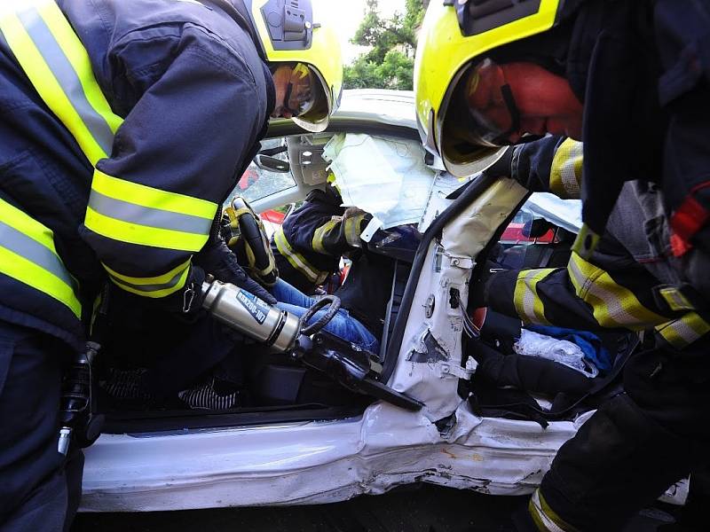 V ulici Sokolovská hasiči vyprošťovali zaklíněnou osobu po střetu osobního auta a tramvaje.