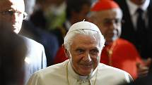 Benedikt XVI. přichází do kostela Panny Marie Vítězné.