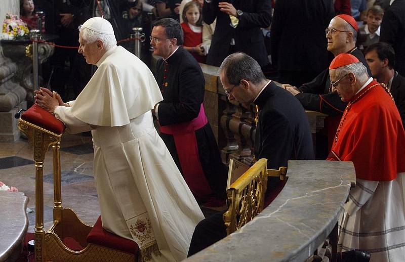 Benedikt XVI. se poklonil v kostele Panny Marie Vítězné Pražskému Jezulátku a předal mu darem zlatou korunku. 