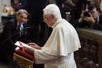 Benedikt XVI. se poklonil v kostele Panny Marie Vítězné Pražskému Jezulátku a předal mu darem zlatou korunku. 