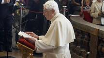 Benedikt XVI. se poklonil v kostele Panny Marie Vítězné Pražskému Jezulátku a předal mu darem zlatou korunku. 