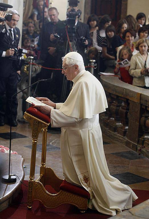 Benedikt XVI. se poklonil v kostele Panny Marie Vítězné Pražskému Jezulátku a předal mu darem zlatou korunku. 