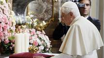 Benedikt XVI. se poklonil v kostele Panny Marie Vítězné Pražskému Jezulátku a předal mu darem zlatou korunku. 