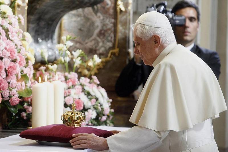 Benedikt XVI. se poklonil v kostele Panny Marie Vítězné Pražskému Jezulátku a předal mu darem zlatou korunku. 