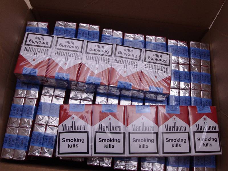 Úlovek byl bohatý: celníci z odboru pátrání zajistili téměř 20 tisíc krabiček nezdaněných cigaret, 10 kilogramů řezaného tabáku a k tomu ještě 200 litrů alkoholu.
