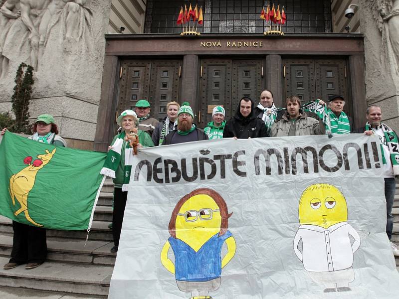 Fanoušci Bohemians čekají na Magistrátu hlavního města Prahy na výsledek jednání pražské rady ohledně stadionu v Ďolíčku.