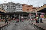 Situace okolo mostu u metra Vltavská 24. října ráno v Praze. TSK most, pod kterým jezdí tramvaje a chodí lidé, uzavřelo z důvodu špatného stavu.