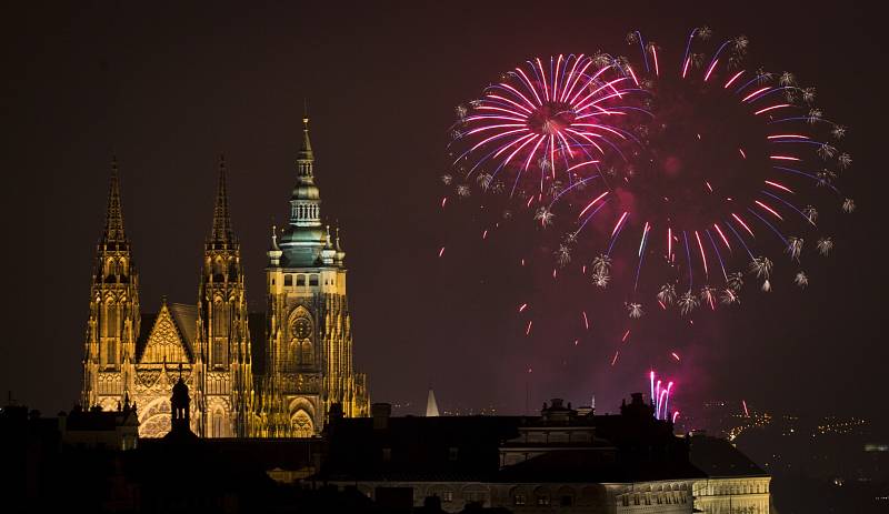 Novoroční ohňostroj byl 1. ledna odpálen nad centrem Prahy.