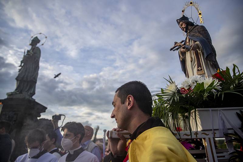 Svatojánské procesí prošlo 15. května centrem Prahy přes Karlův most v rámci 13. ročníku Svatojánských slavností Navalis a 300. výročí od blahořečení nejznámějšího českého světce a patrona lidí od vody Jana Nepomuckého.