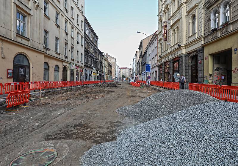 Rozkopaná Husinecká ulice, kde vozíčkáři nemají šanci.