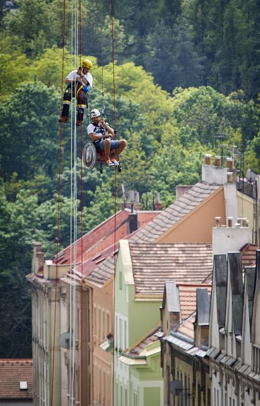 Součástí druhého ročníku festivalu Pojď dál, který se uskutečnil ve čtvrtek 1. května 2014 v Praze, bylo i slaňování z Nuselského mostu na invalidním vozíku.