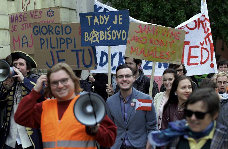 Studentský Majáles 2017 - průvod Prahou od Sovových mlýnů na Ovocný trh.