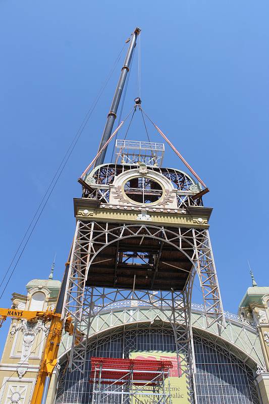 Snesení hodinové věže Průmyslového paláce pro následnou kompletní rekonstrukci, 22. 6. 2022.