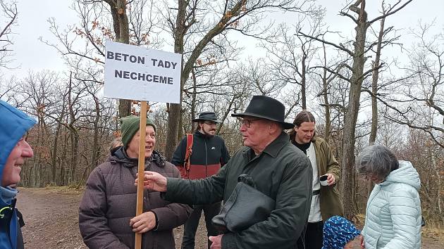 Představení projektu „zpřítomnění“ oppida Závist u Dolních Břežan přímo na místě někdejšího hradiště provázela ve čtvrtek i demonstrace nesouhlasu proti použití betonových prvků, jejichž instalaci navrhuje tým architekta Josefa Pleskota (s kloboukem).