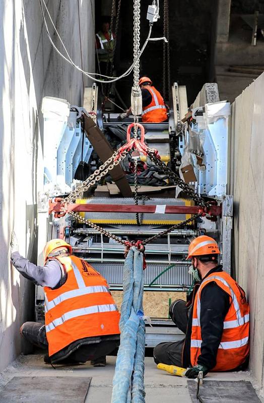 Do nového mostu přes Průběžnou ulici byly instalovány eskalátory, které povedou k železniční zastávce Praha-Zahradní Město.