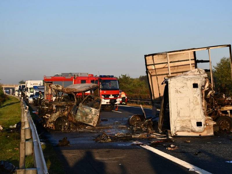 Auto jedoucí po D11 v protisměru se čelně střetlo s náklaďákem, oba vozy shořely, řidiči zemřeli.