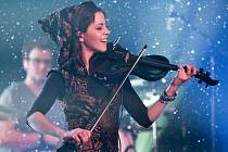 Moderní houslová virtuoska a vítězka soutěže Amerika má talent Lindsey Stirling.