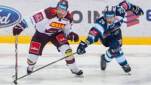 Druhý zápas předkola Generali play off Tipsport extraligy ledního hokeje se odehrál 7. března v liberecké Home Credit areně. Utkaly se celky Bílí Tygři Liberec a HC Sparta Praha. Na snímku zleva Jaroslav Hlinka a Petr Jelínek.