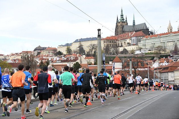 Rozkvetlá Praha čeká nával turistů. Kapacita půlmaratonu je už vyčerpána