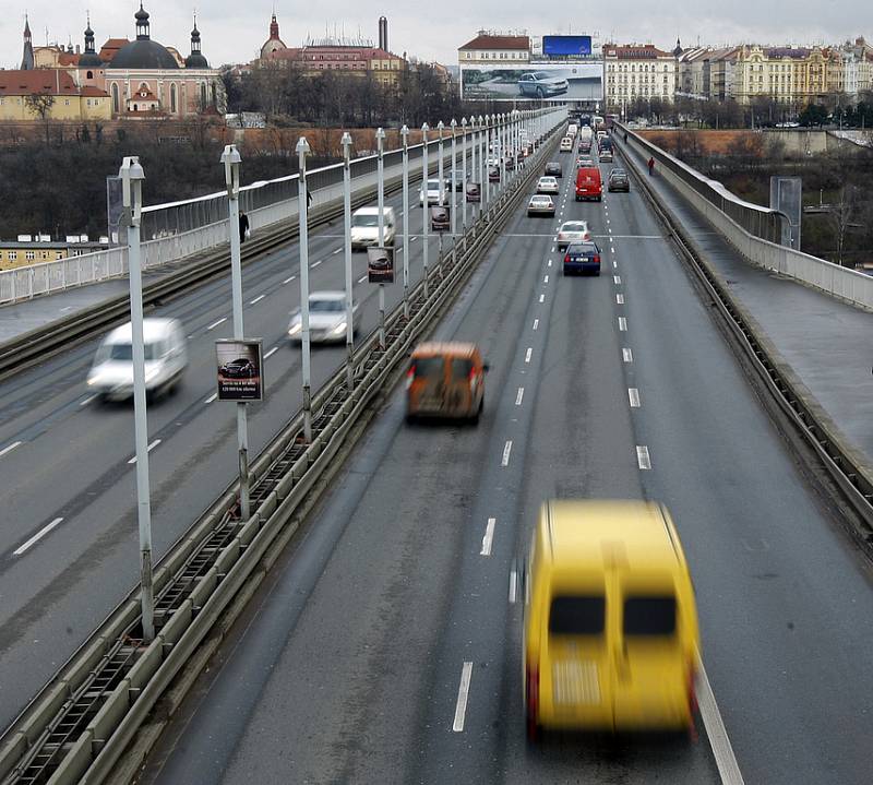 Situace na Nuselském mostě v pondělí 16. března. Dopravní experti se obávali dopravního kolapsu kvůli zúžení Legerovy ulice. Silnice však byla normálně průjezdná.