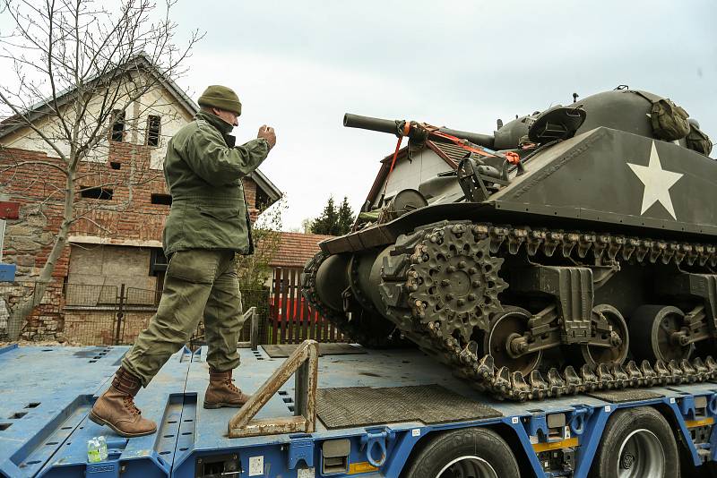 Přesun tanku Sherman z okraje Prahy na výročí osvobození do Plzně.