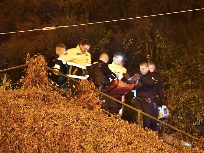 Mladý muž skončil po pádu v Letenských sadech v bezvědomí.
