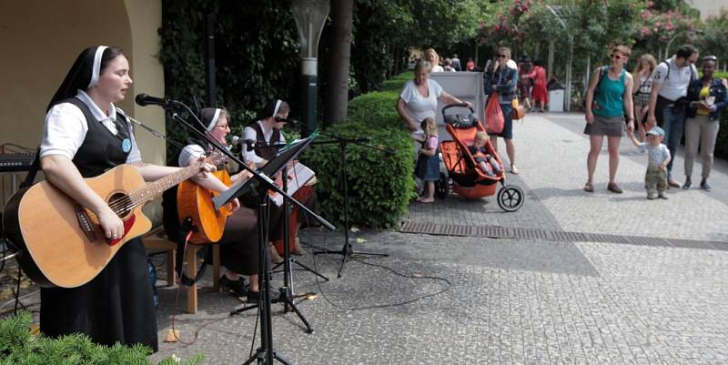 V rámci Dnů víry se ve Františkánské zahradě v Praze konalo setkání s názvem Zpívající sestry v akci.