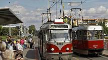 Tramvaj a autobus.