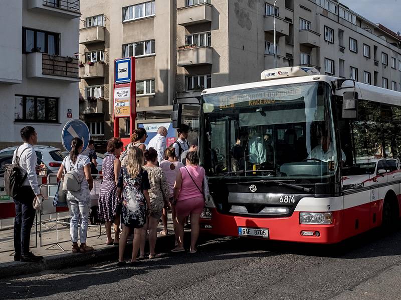 Situace ve špičce na stanici metra Pražského povstání kvůli výluce na trase metra C 2. července 2019.