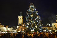 Vánoční strom na Staroměstském náměstí v Praze. Archivní foto.