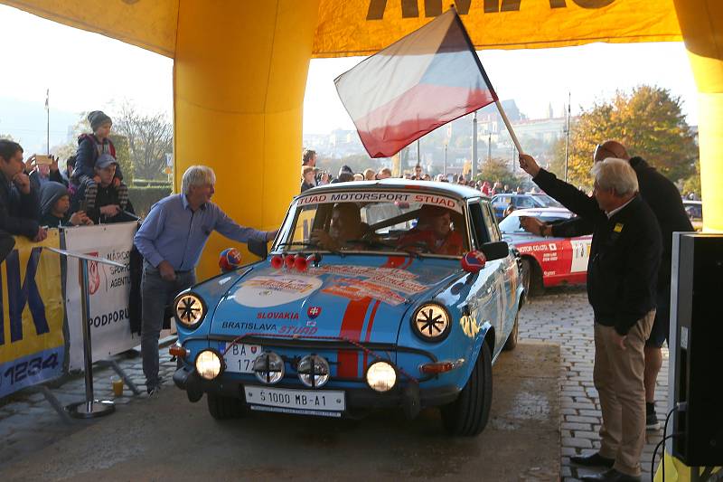 Ze slavnostního startu 10. ročníku mezinárodního automobilového závodu legend Rallye Praha Revival.