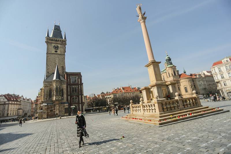 Pietní místo za oběti covidu vzniklo na Staroměstském náměstí v Praze.