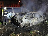 V Praze 8 shořelo osobní auto, uvnitř byl mrtvý člověk