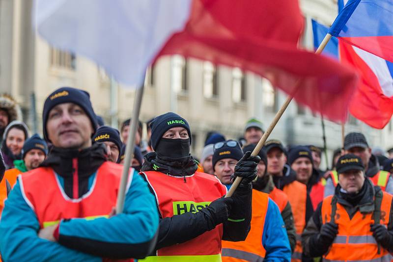 Z veřejné manifestace členů Integrovaného záchranného systému proti povinnému očkování.