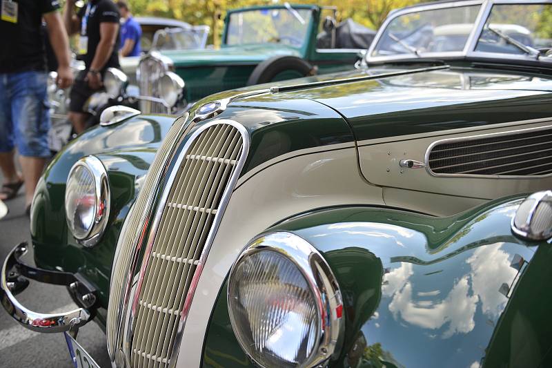 Závod s názvem 1000 mil československých pořádá Veteran Car Club Praha.