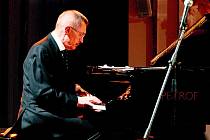 JUBILEUM. Pianista a skladatel Emil Viklický oslavil loňské šedesátiny jazzovým koncertem na Pražském hradě.